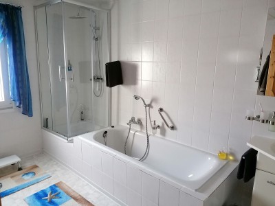 Bad mit Badewanne und Duschwanne - Ansicht vergrößern -